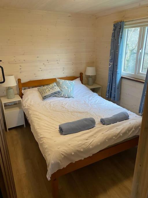 Idyllic Cornish Retreat At Puffin Lodge Helston Exterior foto